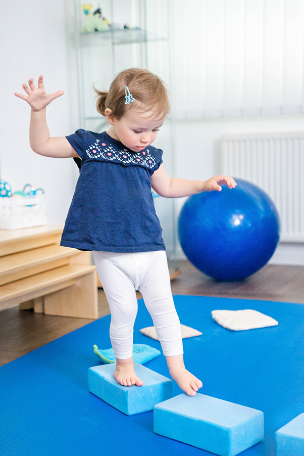 Kind bei einer Balance-Übung