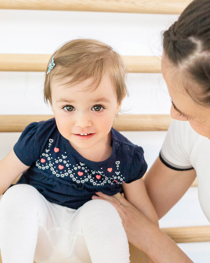 Kind mit Therapeutin vor Sprossenwand